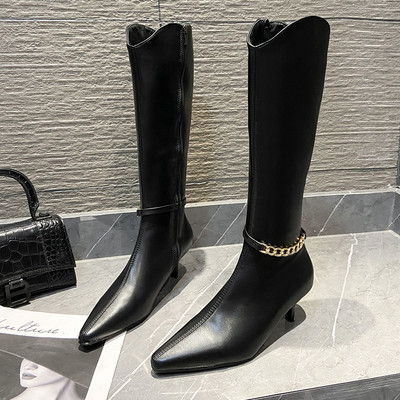 Stílusos női csizma hegyes modell fémlánccal