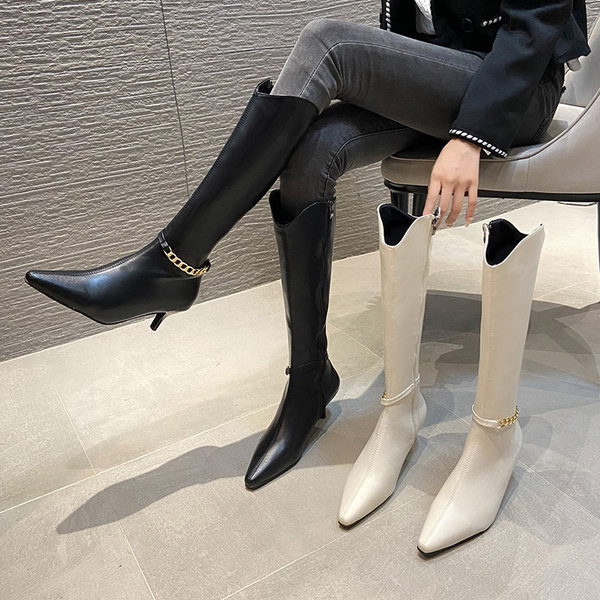 Stílusos női csizma hegyes modell fémlánccal