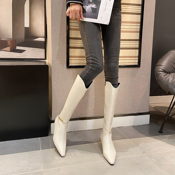 Stílusos női csizma hegyes modell fémlánccal