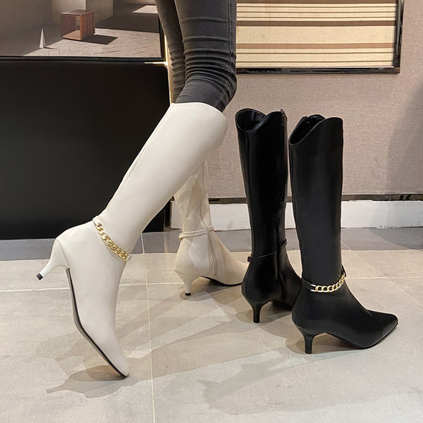 Stílusos női csizma hegyes modell fémlánccal