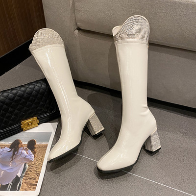 Stílusos női lakkcsizma díszkövekkel