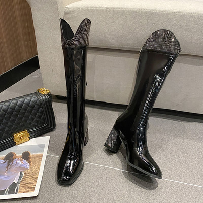 Stílusos női lakkcsizma díszkövekkel