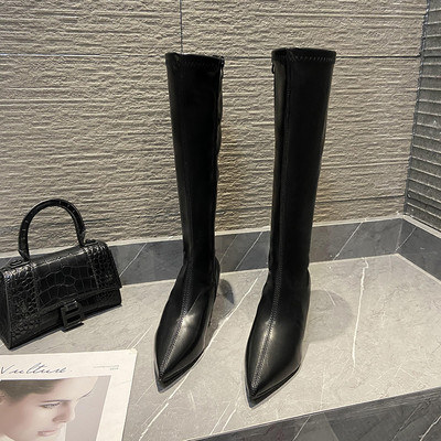 Stílusos női csizma hegyes modell vékony sarokkal