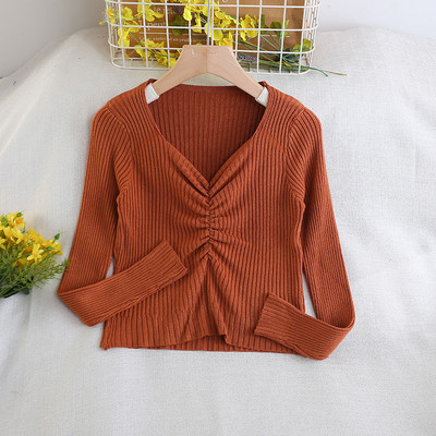 Lezser blúz hosszú ujjal és spitz nyakkivágással