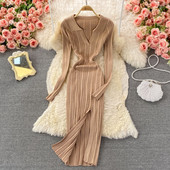 Moodne naiste liibuv kleit lõhiku ja spitsikaelusega