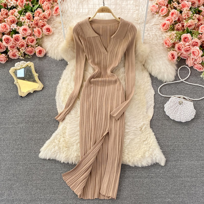 Moodne naiste liibuv kleit lõhiku ja spitsikaelusega