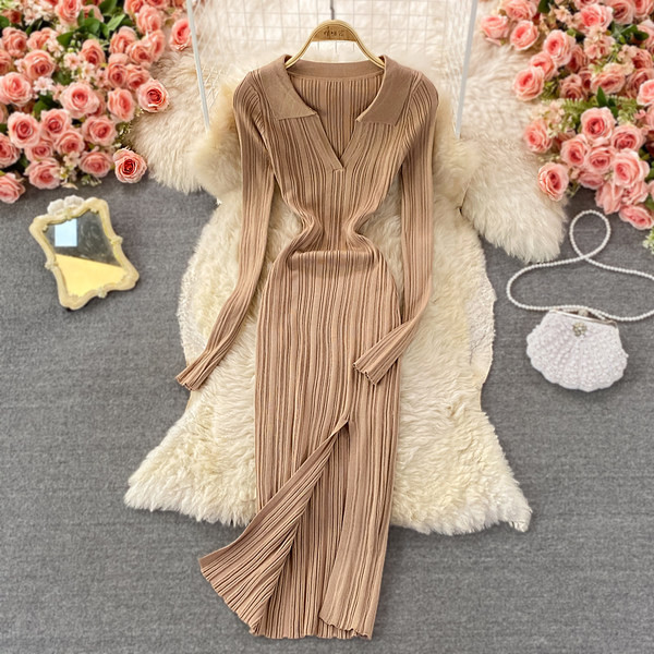 Moodne naiste liibuv kleit lõhiku ja spitsikaelusega