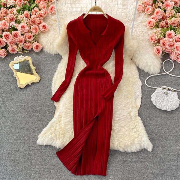 Moodne naiste liibuv kleit lõhiku ja spitsikaelusega