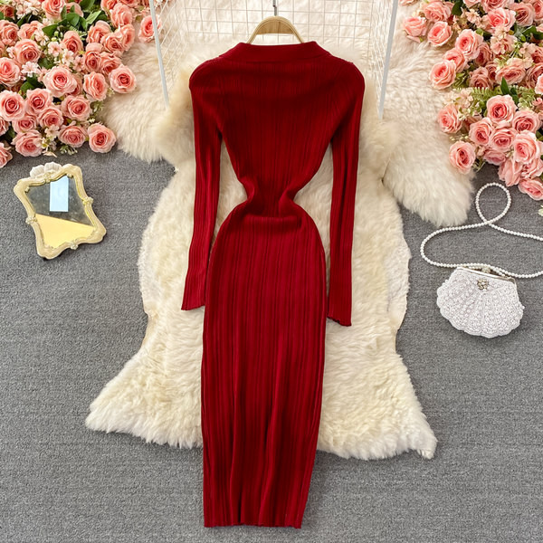 Moodne naiste liibuv kleit lõhiku ja spitsikaelusega