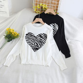 Női blúz kerek nyakkivágással és szívmintás