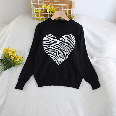 Női blúz kerek nyakkivágással és szívmintás