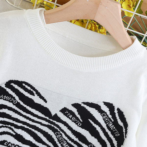 Női blúz kerek nyakkivágással és szívmintás