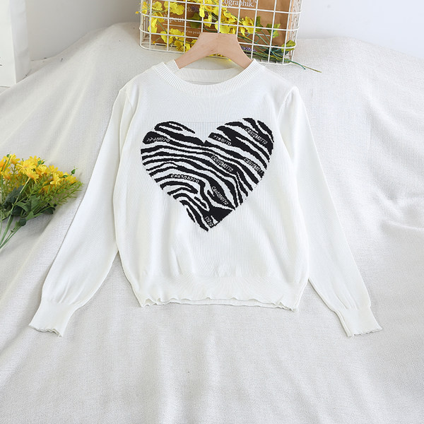 Női blúz kerek nyakkivágással és szívmintás