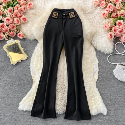 Női fekete nadrág gombokkal és díszítéssel