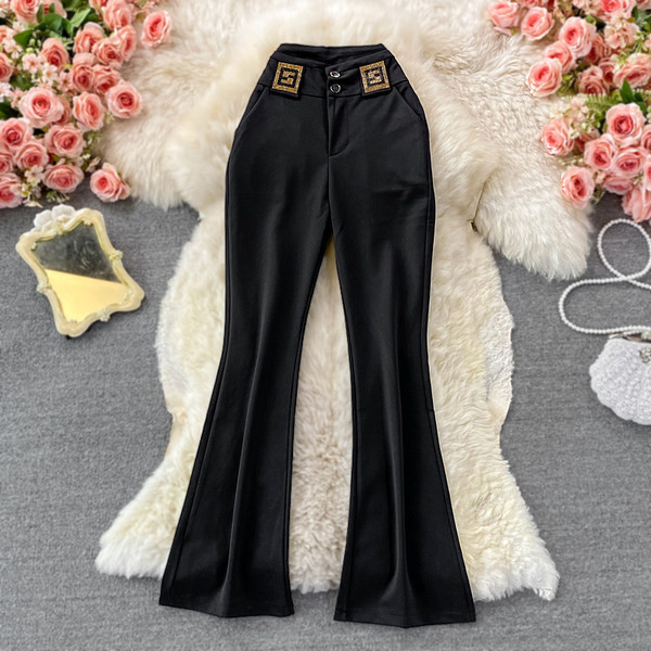 Női fekete nadrág gombokkal és díszítéssel