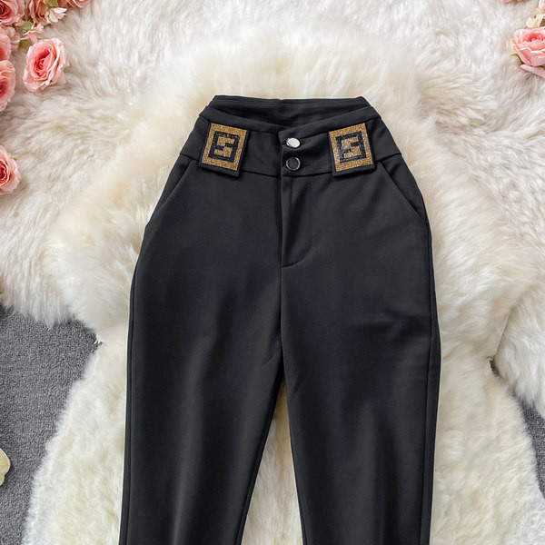 Női fekete nadrág gombokkal és díszítéssel