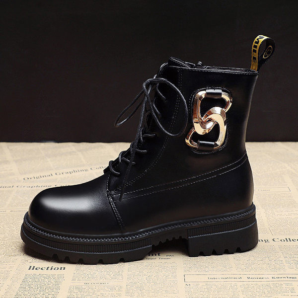 Női téli csizma fűzővel és fém elemmel