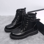 Műbőrből készült női csizma fűzővel és fém csattal