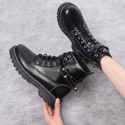 Műbőrből készült női csizma fűzővel és fém csattal