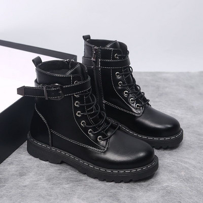 Műbőrből készült női csizma fűzővel és fém csattal