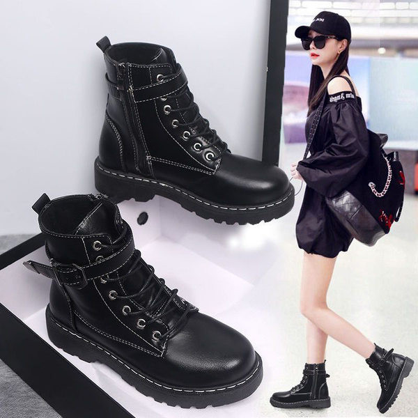 Műbőrből készült női csizma fűzővel és fém csattal