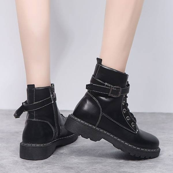 Műbőrből készült női csizma fűzővel és fém csattal