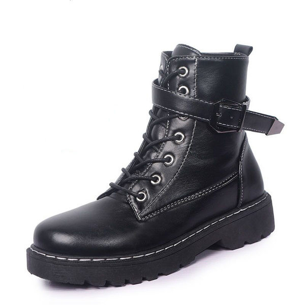 Műbőrből készült női csizma fűzővel és fém csattal