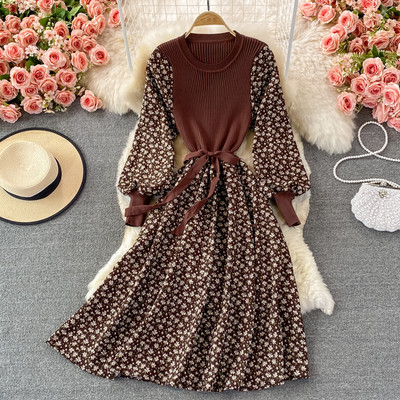 Naiste moodne kleit ovaalse kaelusega ja kolmes värvitoonis lilledega