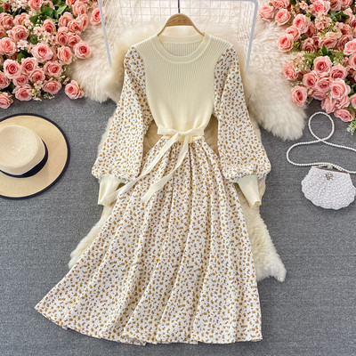 Naiste moodne kleit ovaalse kaelusega ja kolmes värvitoonis lilledega