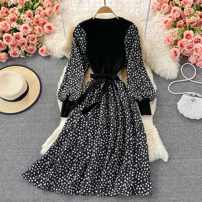 Naiste moodne kleit ovaalse kaelusega ja kolmes värvitoonis lilledega