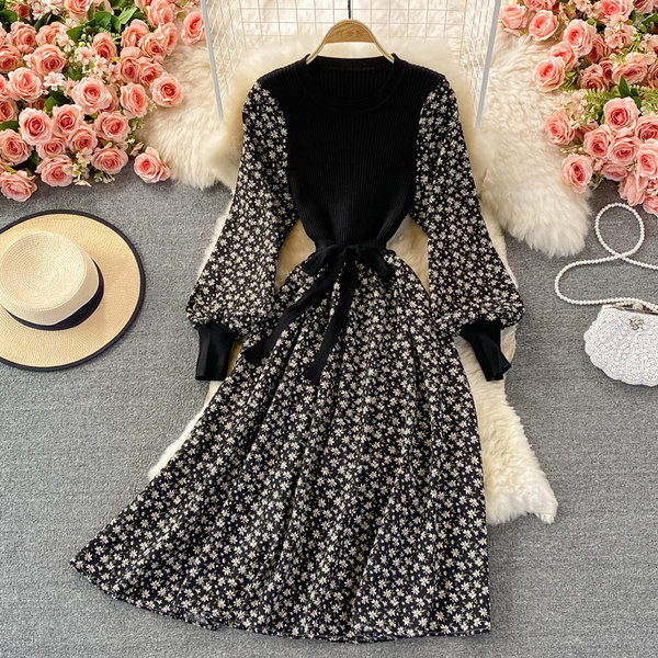 Naiste moodne kleit ovaalse kaelusega ja kolmes värvitoonis lilledega