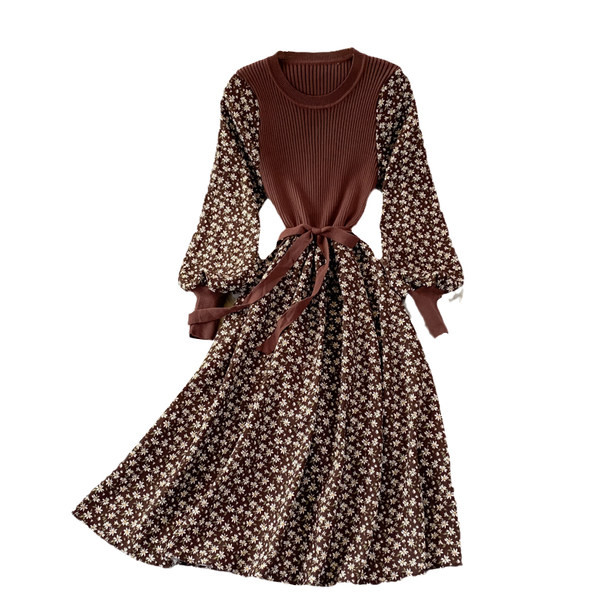 Naiste moodne kleit ovaalse kaelusega ja kolmes värvitoonis lilledega