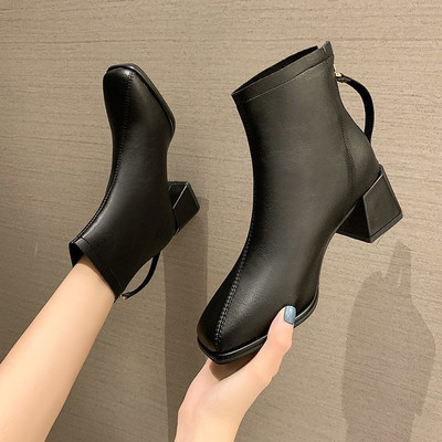 Női csizma szögletes sarokkal és cipzárral