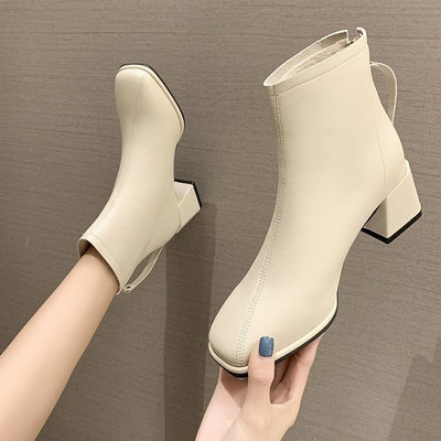 Női csizma szögletes sarokkal és cipzárral