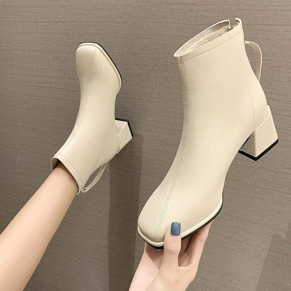 Női csizma szögletes sarokkal és cipzárral