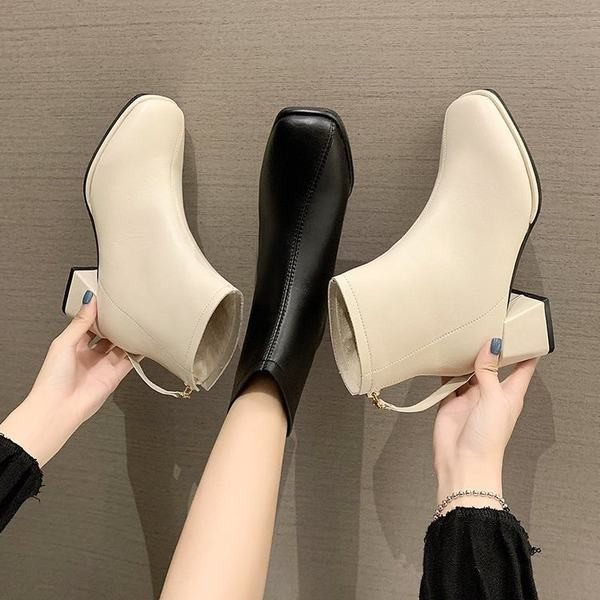 Női csizma szögletes sarokkal és cipzárral