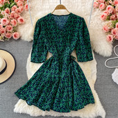 Spitz dekoltázsú ruha rövid ujjú