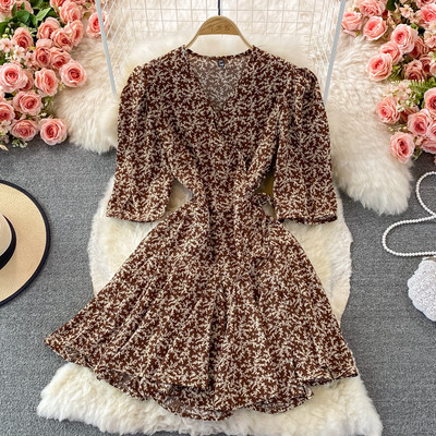 Spitz dekoltázsú ruha rövid ujjú