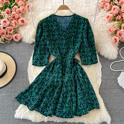 Spitz dekoltázsú ruha rövid ujjú