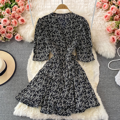 Spitz dekoltázsú ruha rövid ujjú