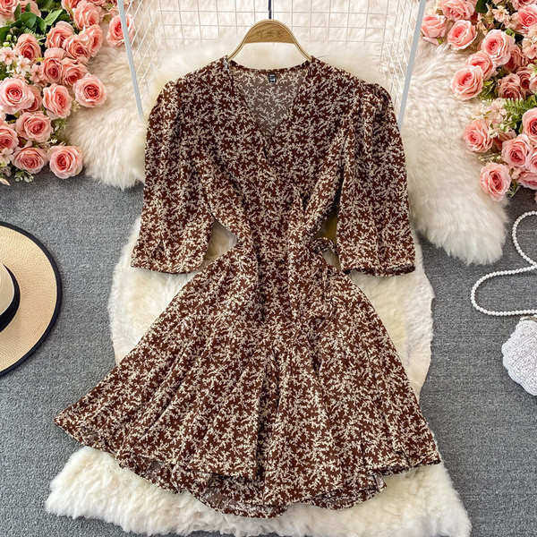 Spitz dekoltázsú ruha rövid ujjú