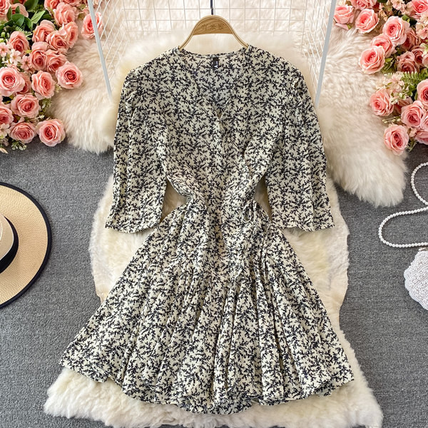 Spitz dekoltázsú ruha rövid ujjú