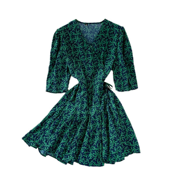 Spitz dekoltázsú ruha rövid ujjú