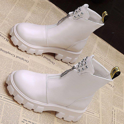 Novi model ženskih čizama sa patentnim zatvaračem i metalnim elementima