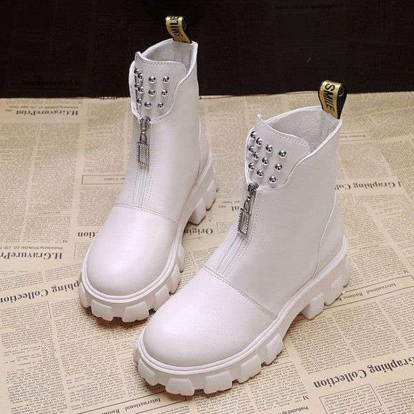 Novi model ženskih čizama sa patentnim zatvaračem i metalnim elementima