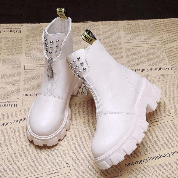 Novi model ženskih čizama sa patentnim zatvaračem i metalnim elementima