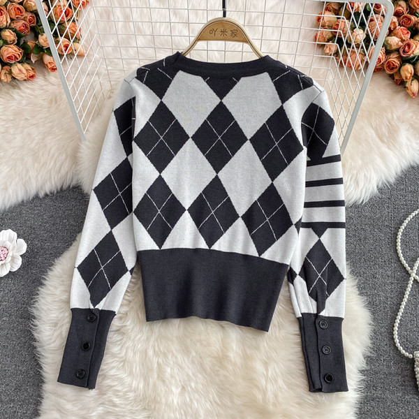 Női alkalmi mellény spitz nyakkivágással és fekete gombokkal