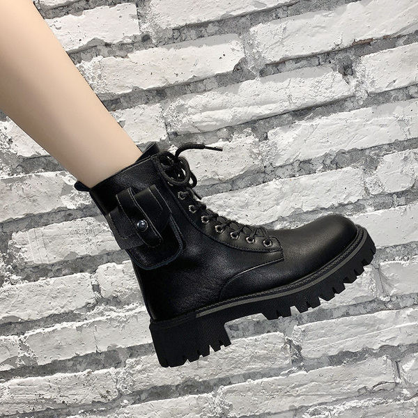 Őszi-téli csizma fűzővel és durva talppal nőknek