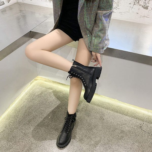 Őszi-téli csizma fűzővel és durva talppal nőknek