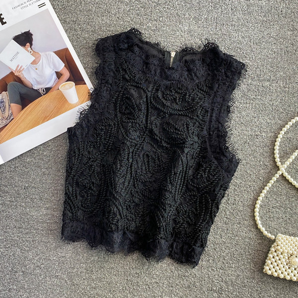 Modern női felső, hímzéssel és cipzárral a hátán